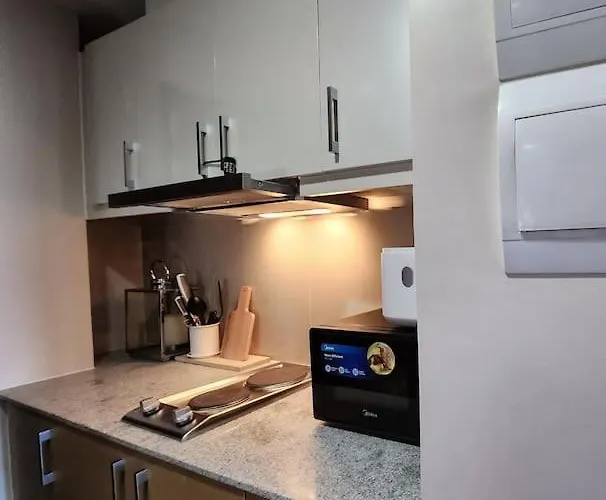 Luxestaysmnl Coastal Chic Netflx 380mbps Pool Bgc